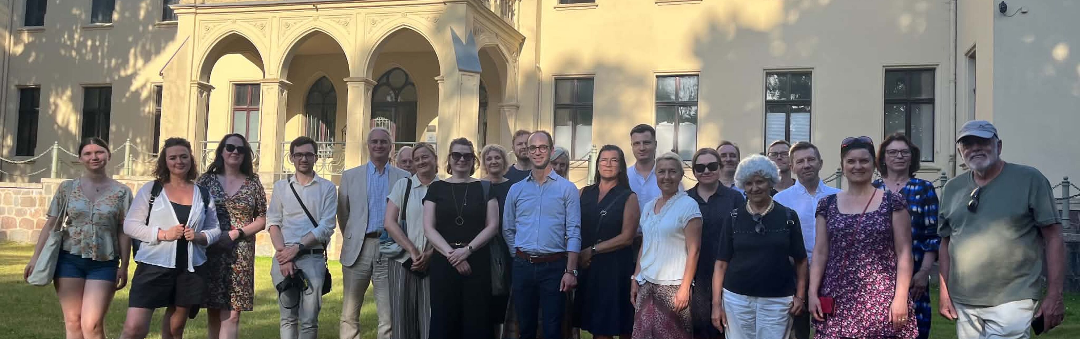 Gruppebillede fra konferencen foran en herregård