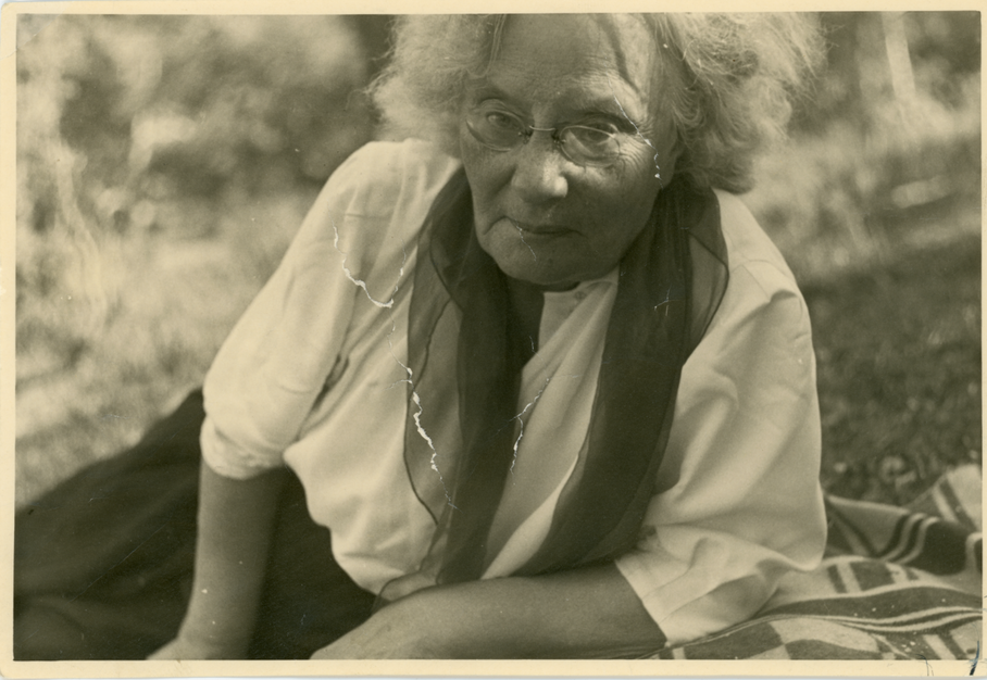 Portrait of Alma Söderhjelm, taken in 1942 for a French edition of a book about Axel von Fersen. Åbo Akademis bibliotek, Alma Söderhjelms samling, Bildsamlingen. Portrait of Alma Söderhjelm, taken in 1942 for a French edition of a book about Axel von Fersen. Åbo Akademis bibliotek, Alma Söderhjelms samling, Bildsamlingen.